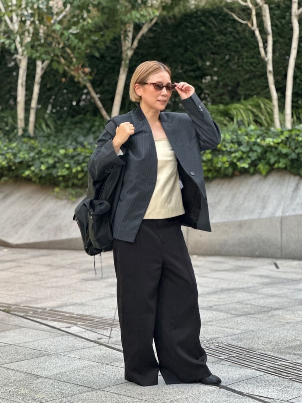 ブラック系のその他パンツを着用したレディースの夏コーディネートの5枚目の写真