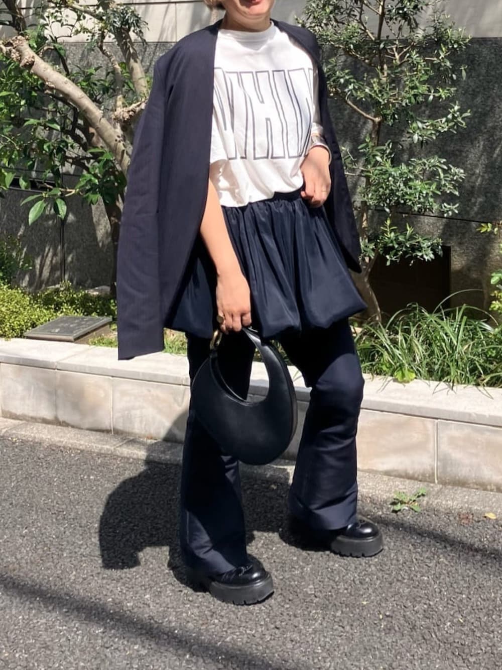 ホワイト系のTシャツ/カットソーを着用したレディースの春コーディネートの2枚目の写真