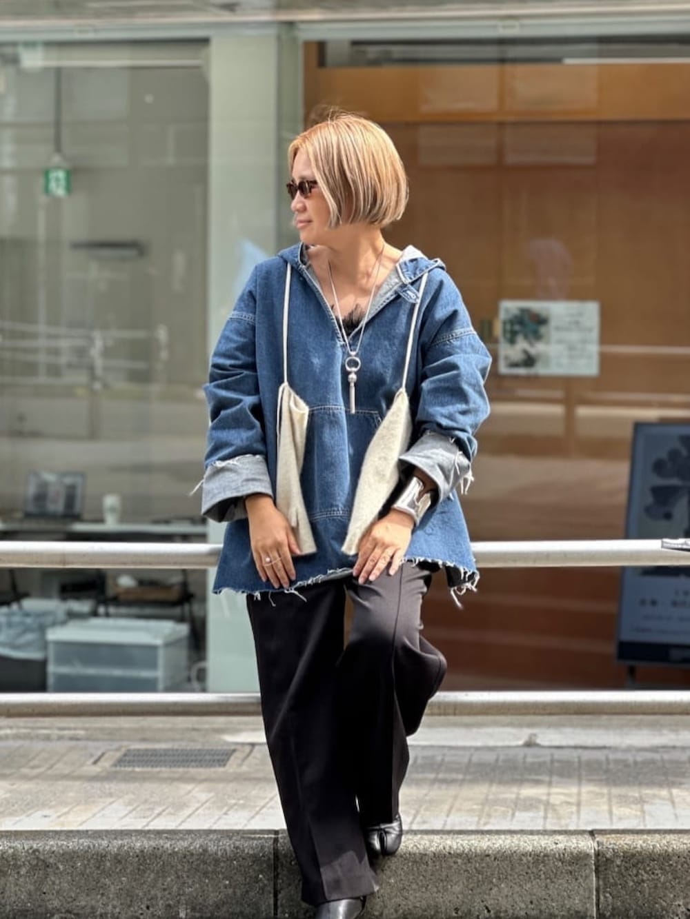 ブラック系のその他パンツ、ブルー系のシャツ/ブラウス、ホワイト系の手袋を着用したレディースの秋コーディネートの2枚目の写真