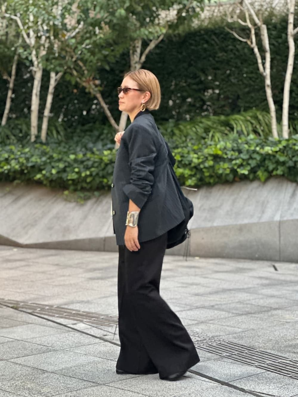 ブラック系のその他パンツを着用したレディースの夏コーディネートの4枚目の写真