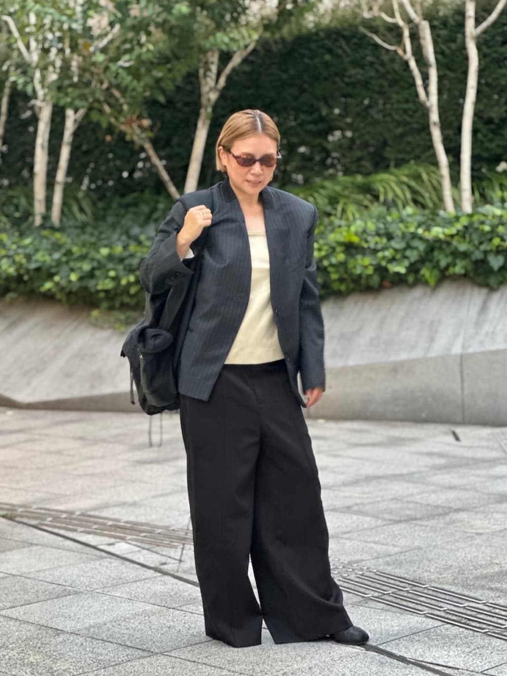 ブラック系のその他パンツを着用したレディースの夏コーディネートの3枚目の写真