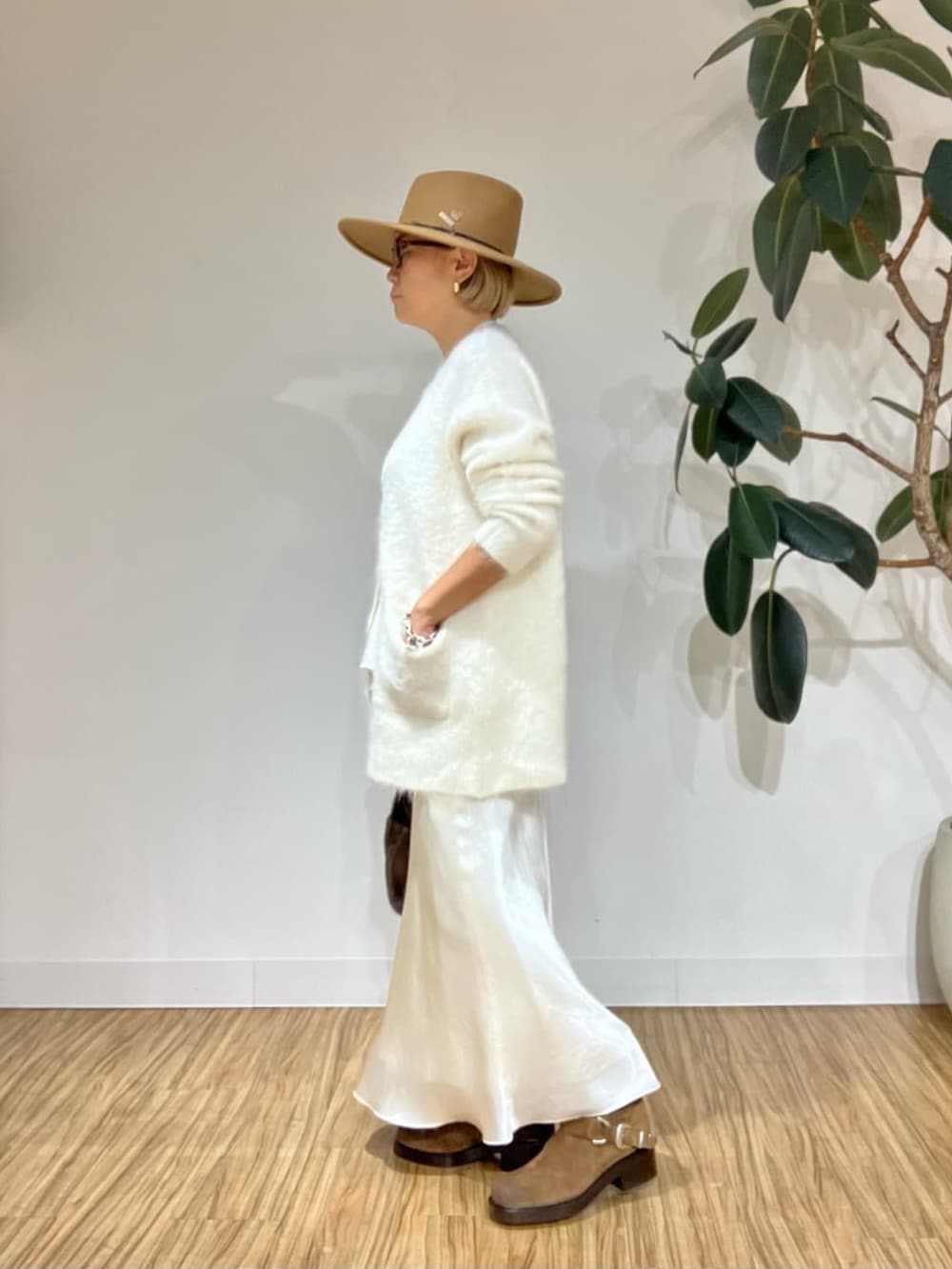 ホワイト系のキャミソール、ホワイト系のカーディガン/ボレロ、ホワイト系のスカートを着用したレディースの秋コーディネートの4枚目の写真