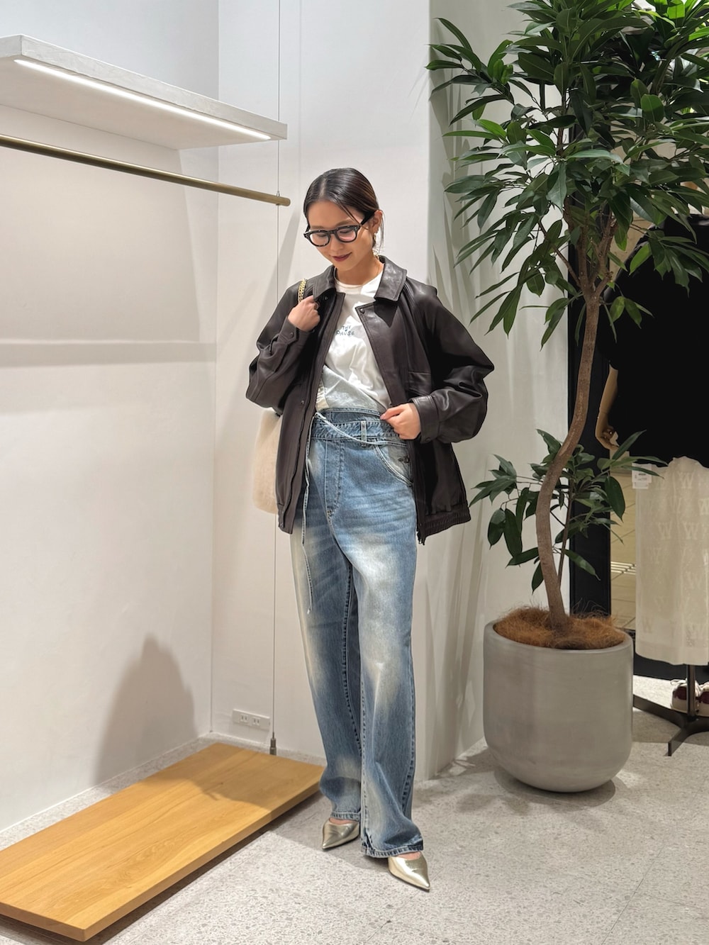 「レザー、秋服準備はじめました、シンプルコーデ、お出かけコーデ、秋コーデ、デニム、ジャケット、秋のコーデ、秋カラー」｜「Whim Gazetteの【Hoaw.】ポインテッドパンプス（パンプス、ゴールド系）」を使った、nagisaさん（骨格ウェーブ・レディース・162cm）の秋コーディネートの4枚目の写真