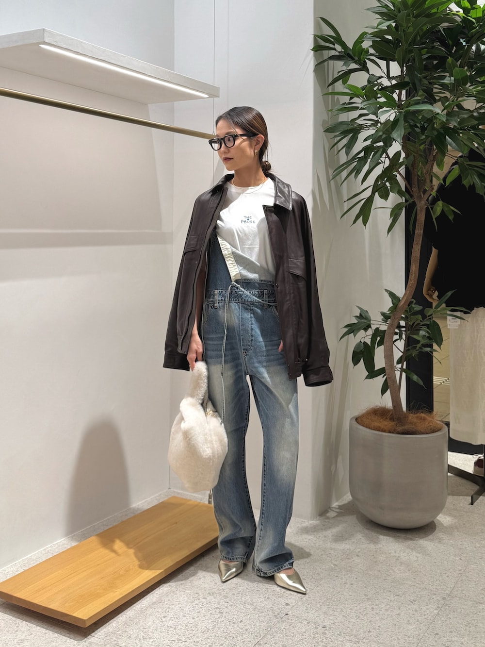 「レザー、秋服準備はじめました、シンプルコーデ、お出かけコーデ、秋コーデ、デニム、ジャケット、秋のコーデ、秋カラー」｜「Whim Gazetteの【Hoaw.】ポインテッドパンプス（パンプス、ゴールド系）」を使った、nagisaさん（骨格ウェーブ・レディース・162cm）の秋コーディネートの2枚目の写真