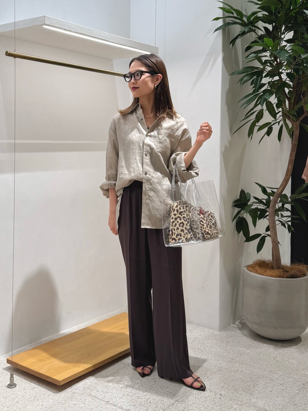 ベージュ系のシャツ/ブラウス、ブラウン系のその他パンツ、その他のトートバッグを着用したレディースの夏コーディネートの4枚目の写真