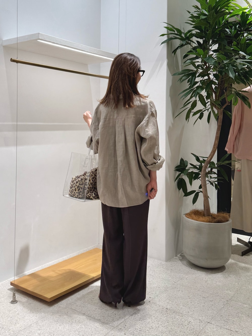 ベージュ系のシャツ/ブラウス、ブラウン系のその他パンツ、その他のトートバッグを着用したレディースの夏コーディネートの3枚目の写真