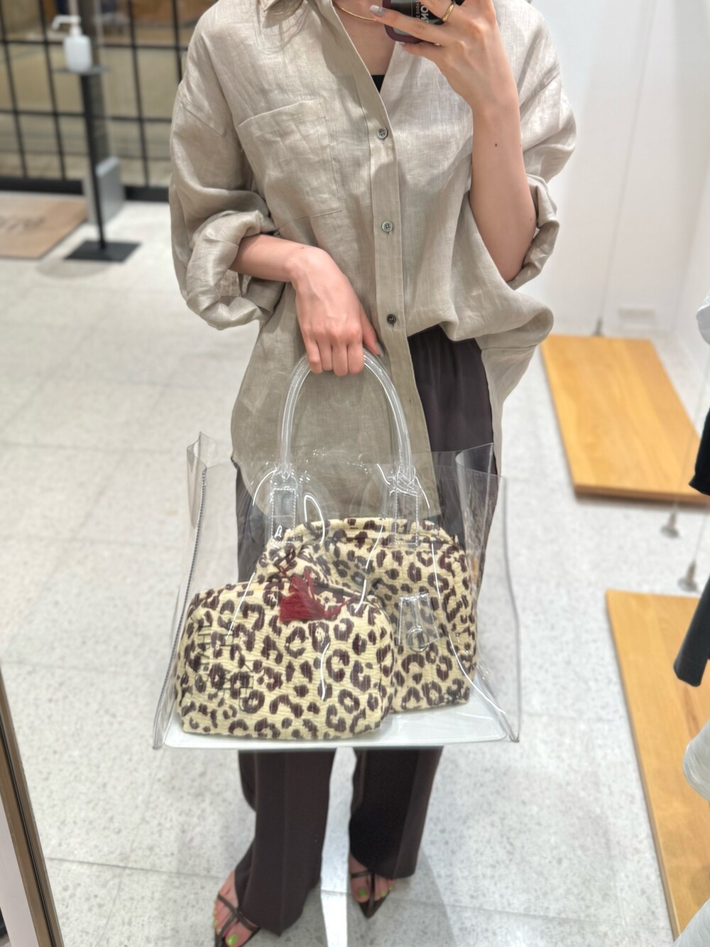 ベージュ系のシャツ/ブラウス、ブラウン系のその他パンツ、その他のトートバッグを着用したレディースの夏コーディネートの5枚目の写真