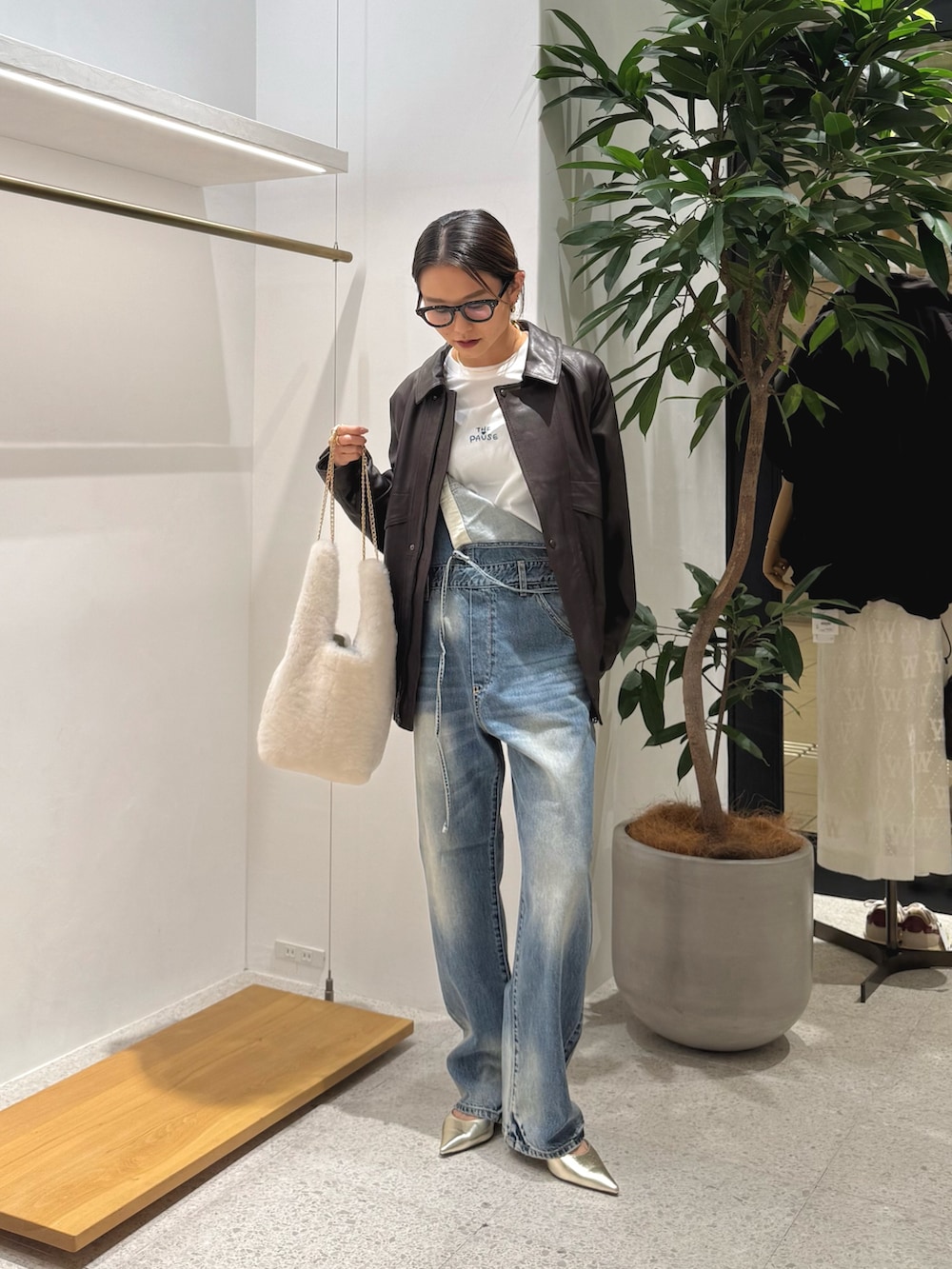 「レザー、秋服準備はじめました、シンプルコーデ、お出かけコーデ、秋コーデ、デニム、ジャケット、秋のコーデ、秋カラー」｜「Whim Gazetteの【Hoaw.】ポインテッドパンプス（パンプス、ゴールド系）」を使った、nagisaさん（骨格ウェーブ・レディース・162cm）の秋コーディネートの3枚目の写真