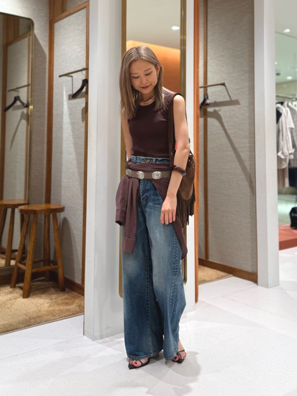 ブルー系のデニムパンツ、ブラウン系のショルダーバッグ、ブラウン系のシャツ/ブラウスを着用したレディースの夏コーディネートの3枚目の写真