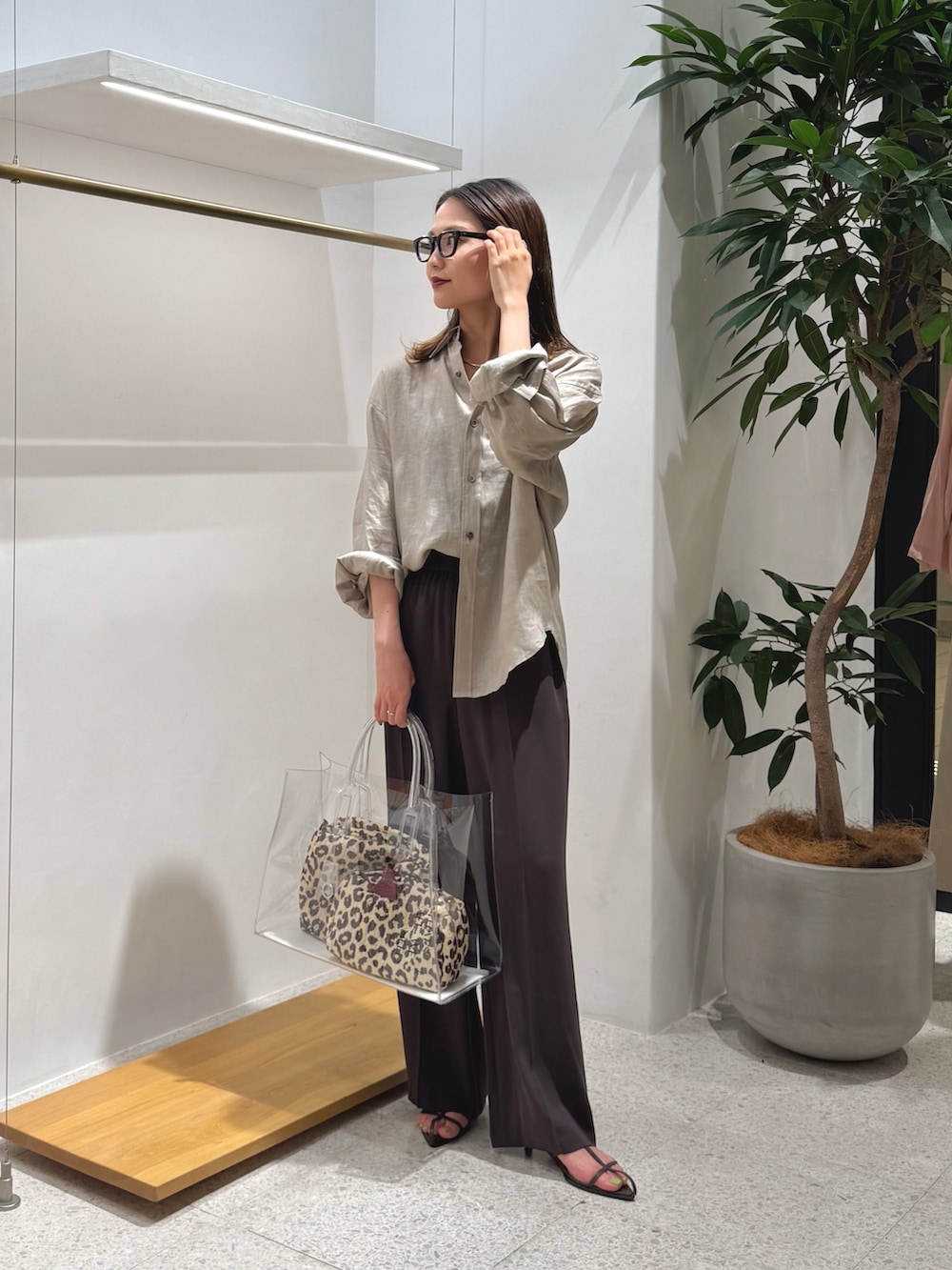 ベージュ系のシャツ/ブラウス、ブラウン系のその他パンツ、その他のトートバッグを着用したレディースの夏コーディネートの2枚目の写真