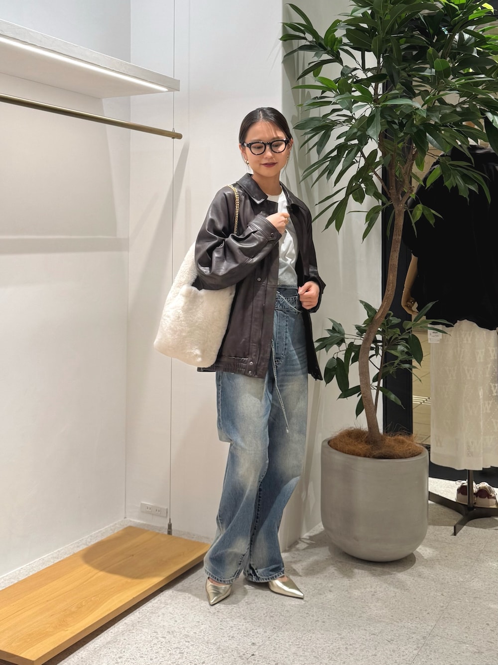 「レザー、秋服準備はじめました、シンプルコーデ、お出かけコーデ、秋コーデ、デニム、ジャケット、秋のコーデ、秋カラー」｜「Whim Gazetteの【Hoaw.】ポインテッドパンプス（パンプス、ゴールド系）」を使った、nagisaさん（骨格ウェーブ・レディース・162cm）の秋コーディネートの5枚目の写真