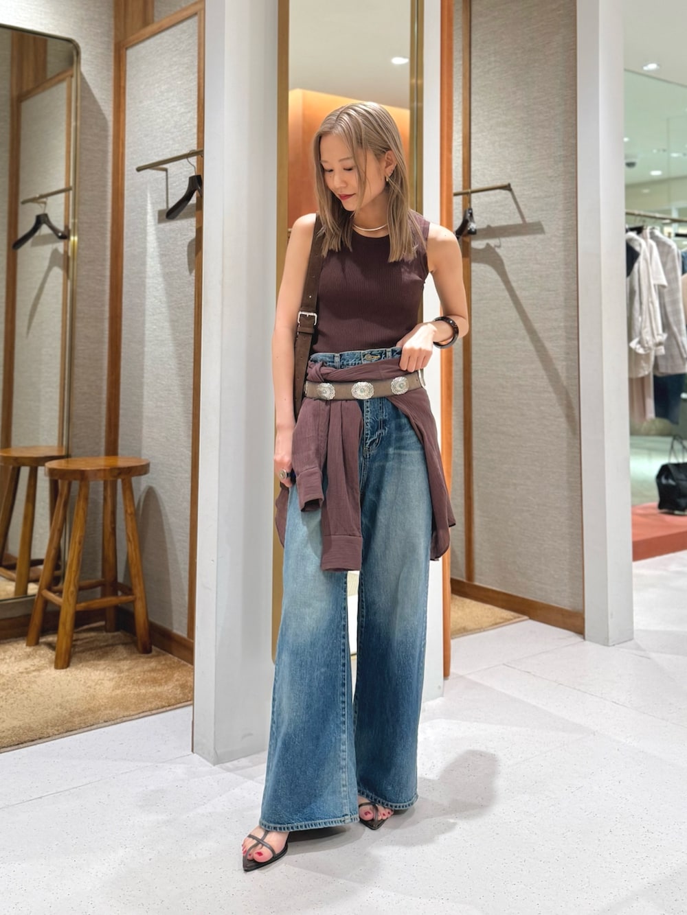 ブルー系のデニムパンツ、ブラウン系のショルダーバッグ、ブラウン系のシャツ/ブラウスを着用したレディースの夏コーディネートの5枚目の写真