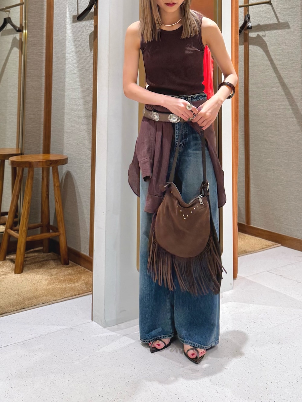 ブルー系のデニムパンツ、ブラウン系のショルダーバッグ、ブラウン系のシャツ/ブラウスを着用したレディースの夏コーディネートの4枚目の写真