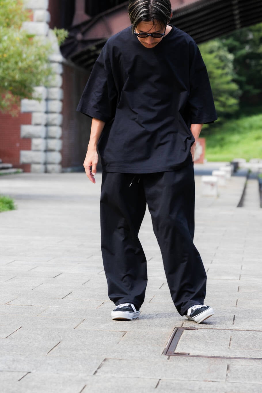 ブルー系のその他パンツ、ブルー系のTシャツ/カットソー、ブラック系のスニーカーを着用したメンズの夏コーディネートの6枚目の写真