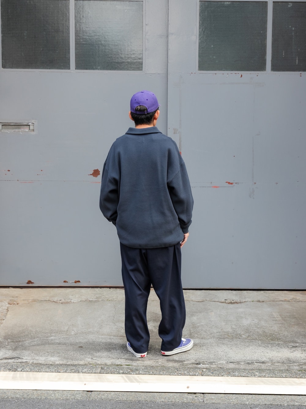 グレー系のポロシャツ、ブルー系のその他パンツを着用したメンズの秋コーディネートの5枚目の写真