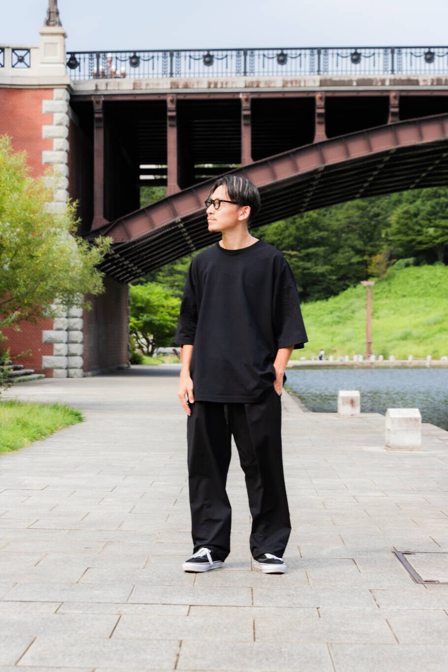 ブルー系のその他パンツ、ブルー系のTシャツ/カットソー、ブラック系のスニーカーを着用したメンズの夏コーディネートの5枚目の写真