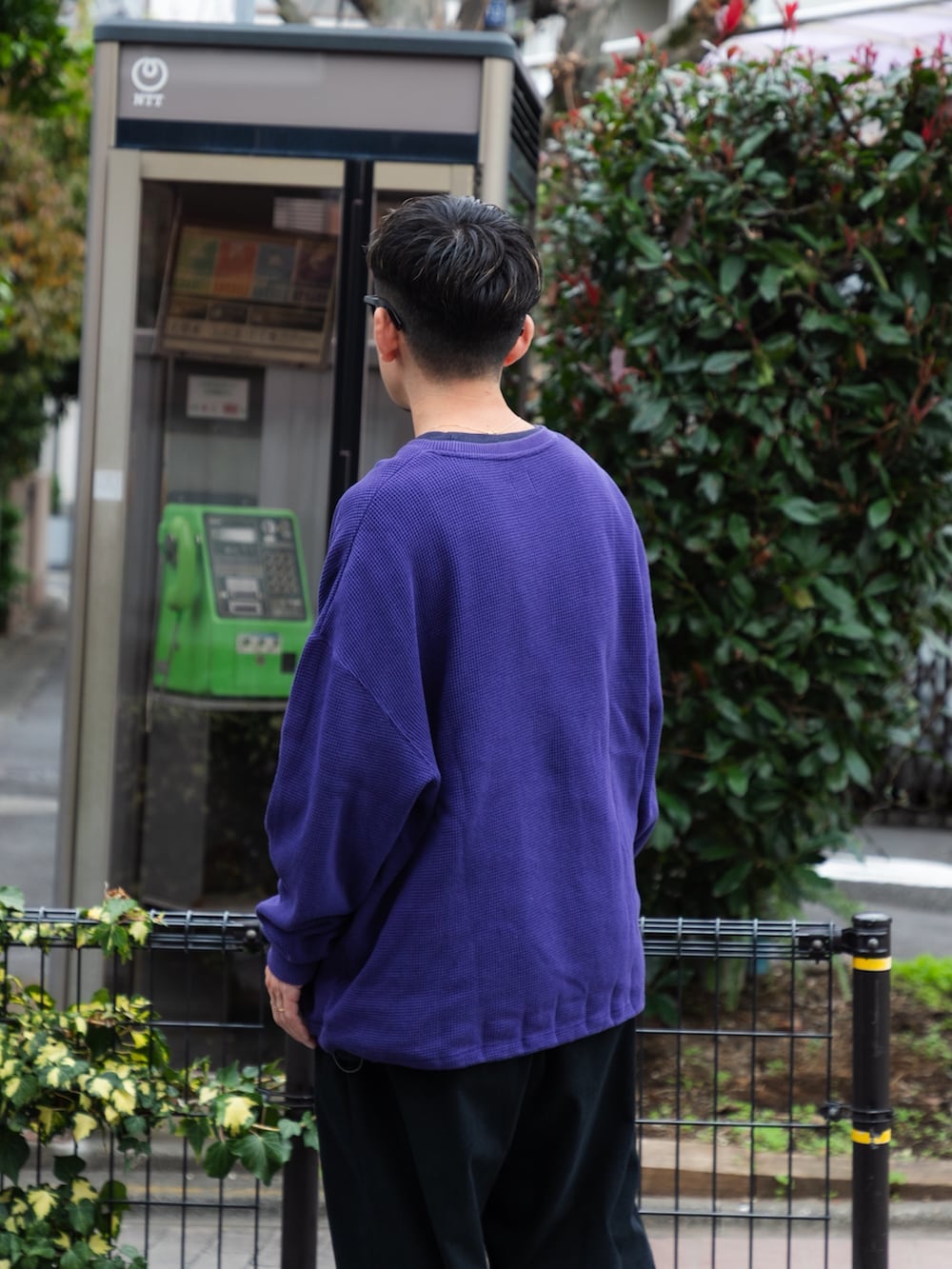 グレー系のTシャツ/カットソー、ブルー系のその他パンツを着用したメンズの秋コーディネートの4枚目の写真