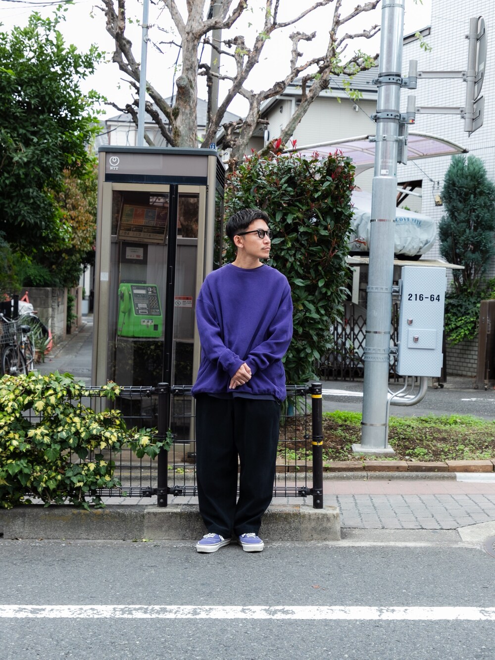 グレー系のTシャツ/カットソー、ブルー系のその他パンツを着用したメンズの秋コーディネートの5枚目の写真