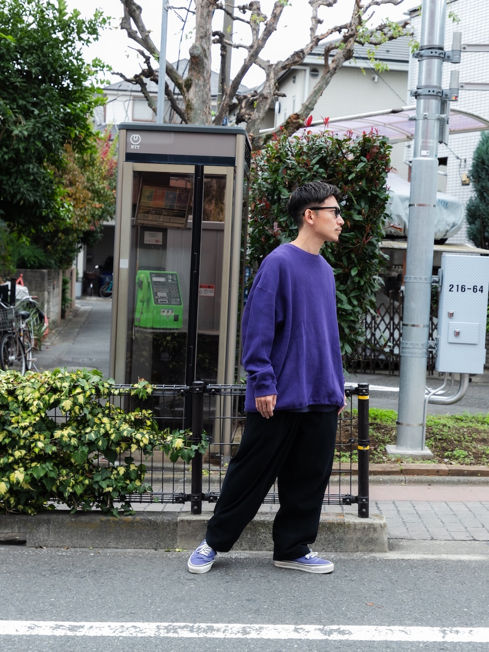 グレー系のTシャツ/カットソー、ブルー系のその他パンツを着用したメンズの秋コーディネートの2枚目の写真