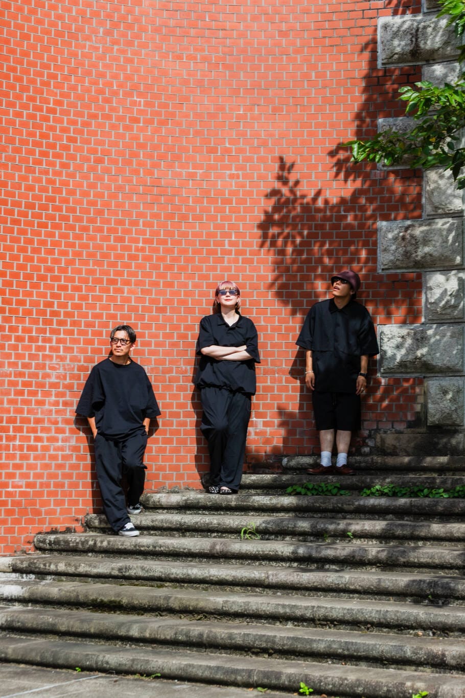 ブルー系のその他パンツ、ブルー系のTシャツ/カットソー、ブラック系のスニーカーを着用したメンズの夏コーディネートの2枚目の写真