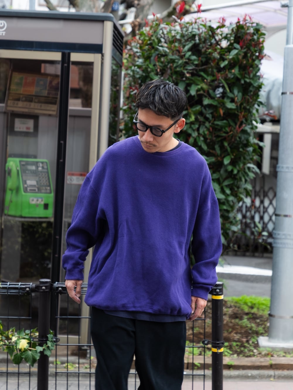 グレー系のTシャツ/カットソー、ブルー系のその他パンツを着用したメンズの秋コーディネートの3枚目の写真