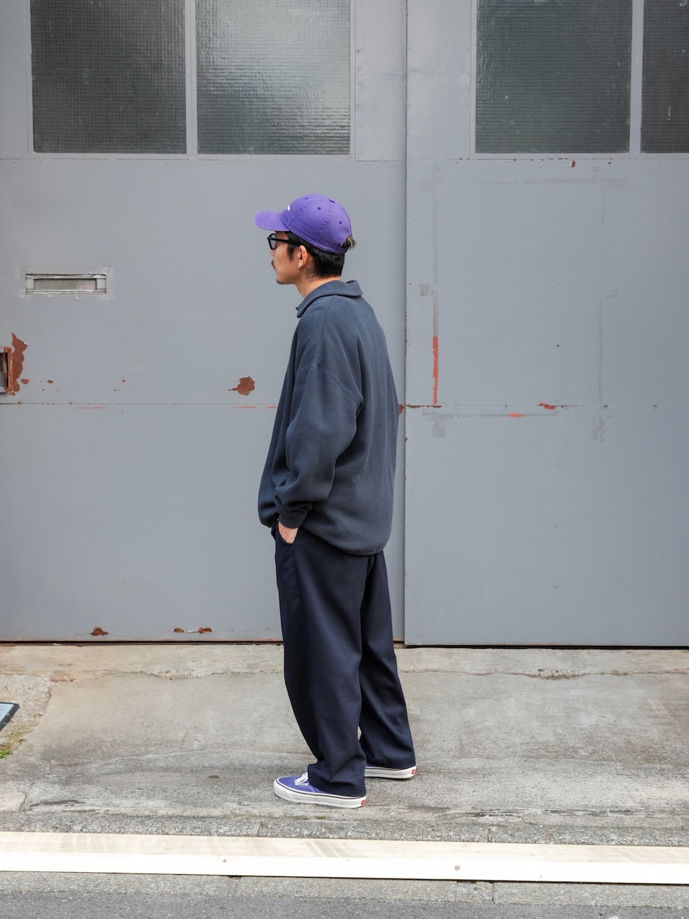 グレー系のポロシャツ、ブルー系のその他パンツを着用したメンズの秋コーディネートの3枚目の写真