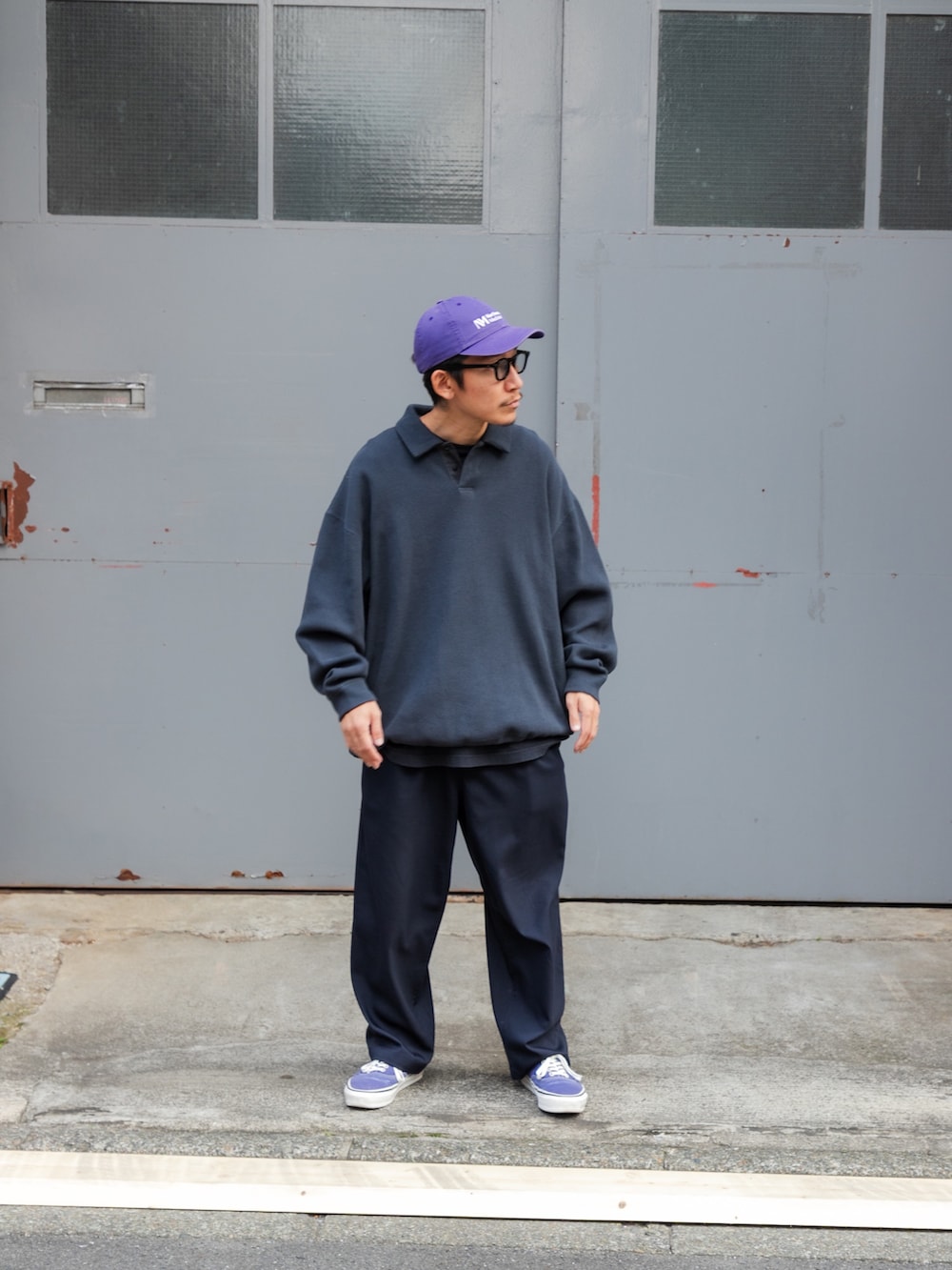 グレー系のポロシャツ、ブルー系のその他パンツを着用したメンズの秋コーディネートの2枚目の写真