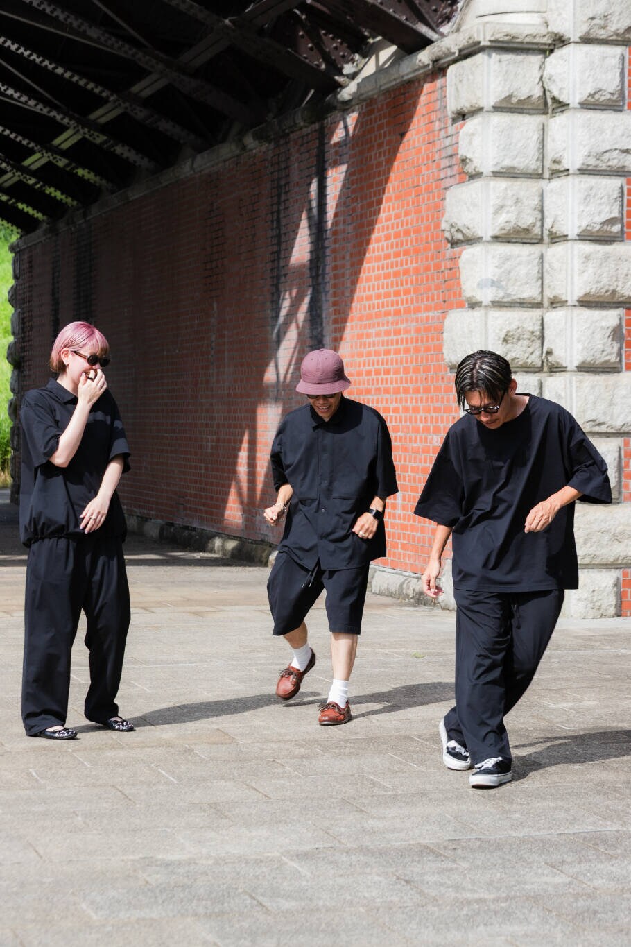 ブルー系のその他パンツ、ブルー系のTシャツ/カットソー、ブラック系のスニーカーを着用したメンズの夏コーディネートの4枚目の写真