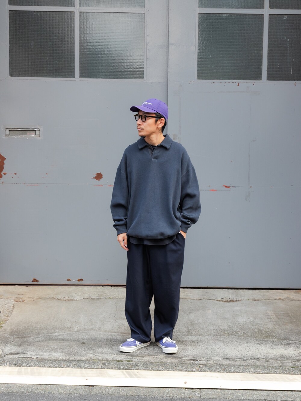 グレー系のポロシャツ、ブルー系のその他パンツを着用したメンズの秋コーディネートの6枚目の写真