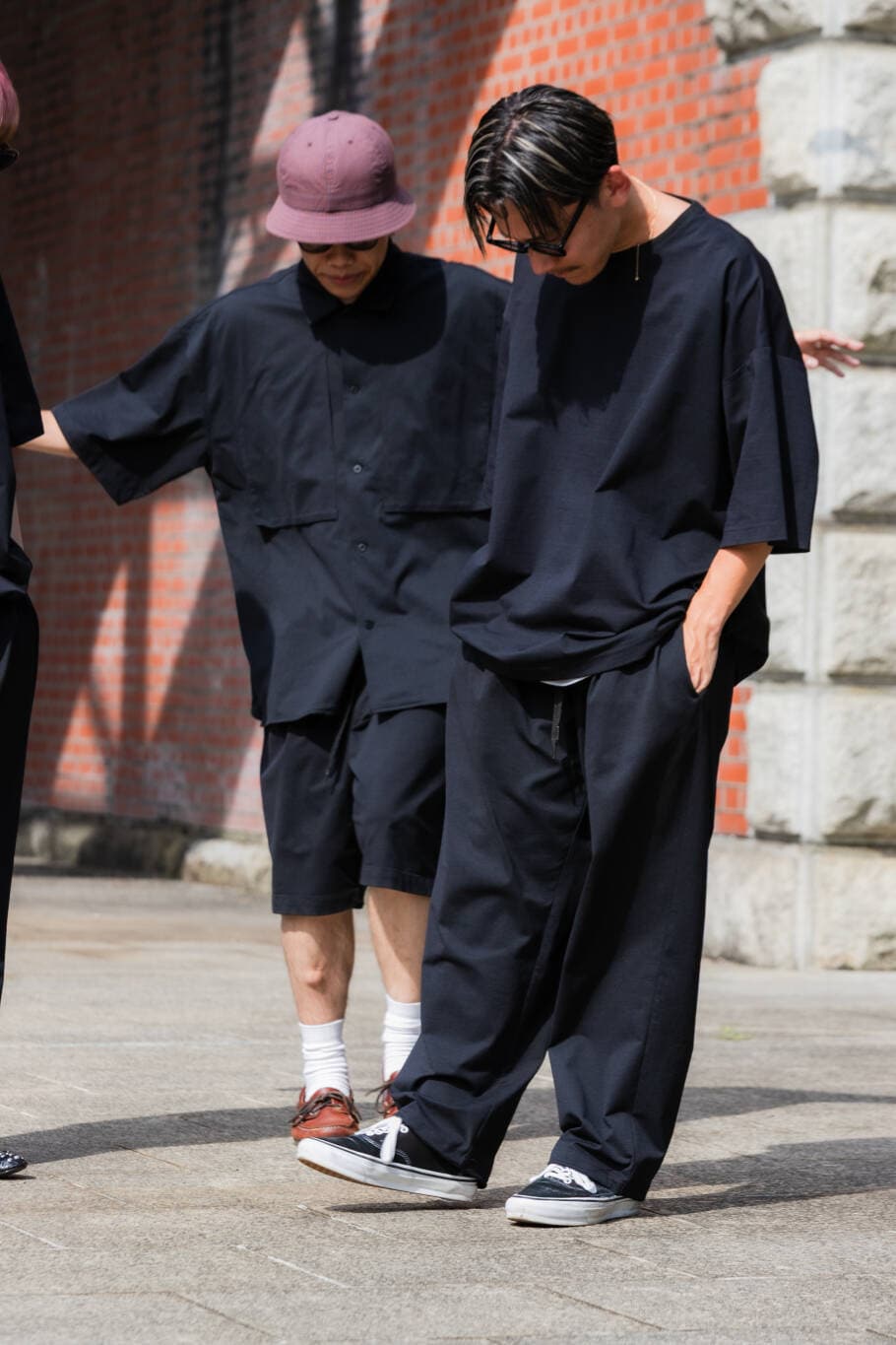 ブルー系のその他パンツ、ブルー系のTシャツ/カットソー、ブラック系のスニーカーを着用したメンズの夏コーディネートの3枚目の写真