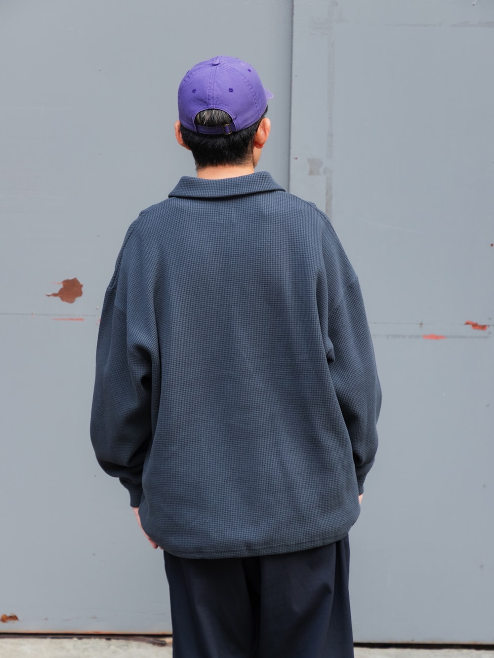 グレー系のポロシャツ、ブルー系のその他パンツを着用したメンズの秋コーディネートの4枚目の写真