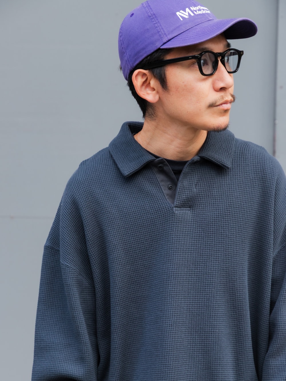 グレー系のポロシャツ、ブルー系のその他パンツを着用したメンズの秋コーディネートの7枚目の写真