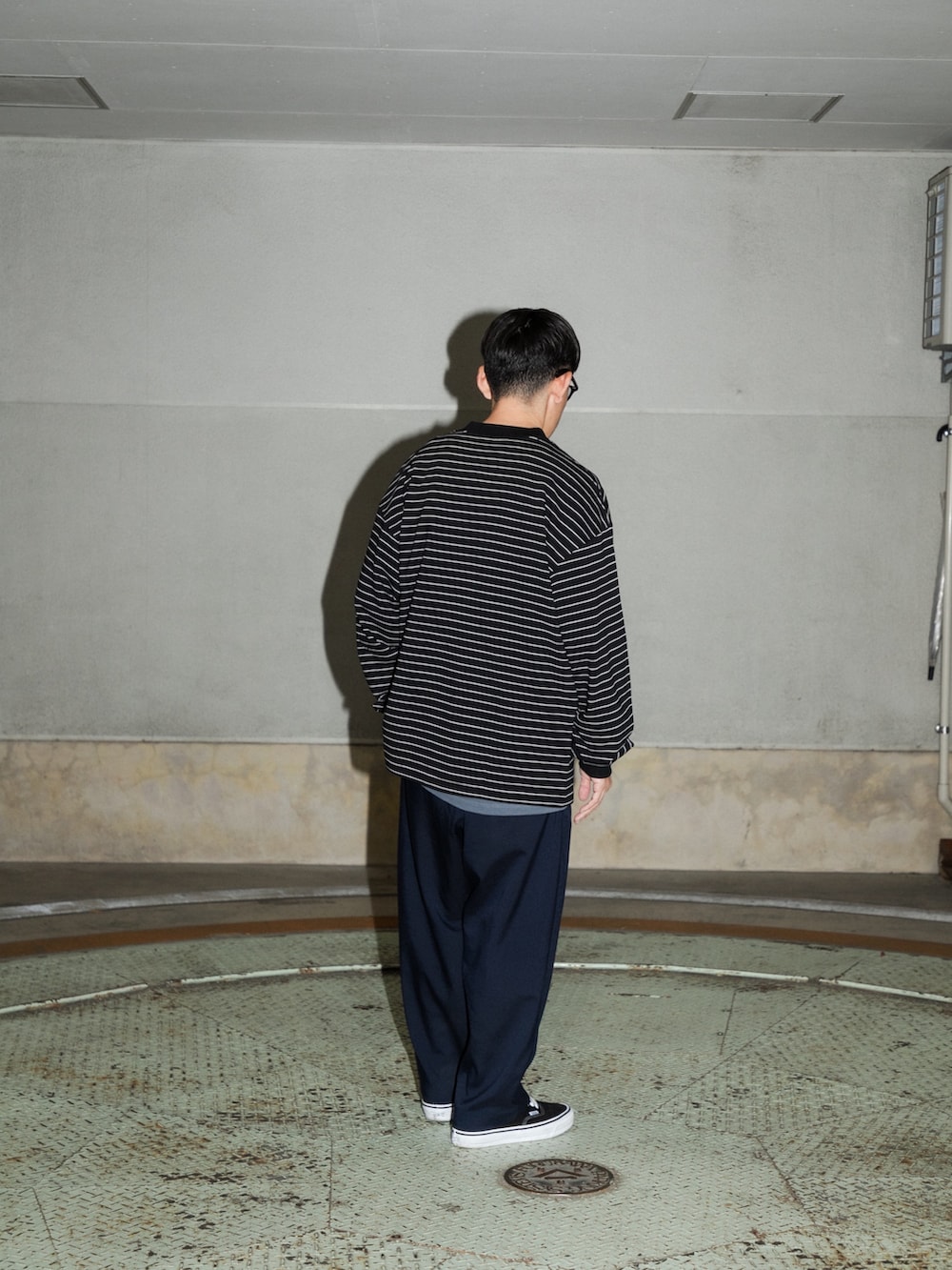 ブラック系のTシャツ/カットソー、ブルー系のその他パンツ、ブラック系のスニーカーを着用したメンズの冬コーディネートの3枚目の写真