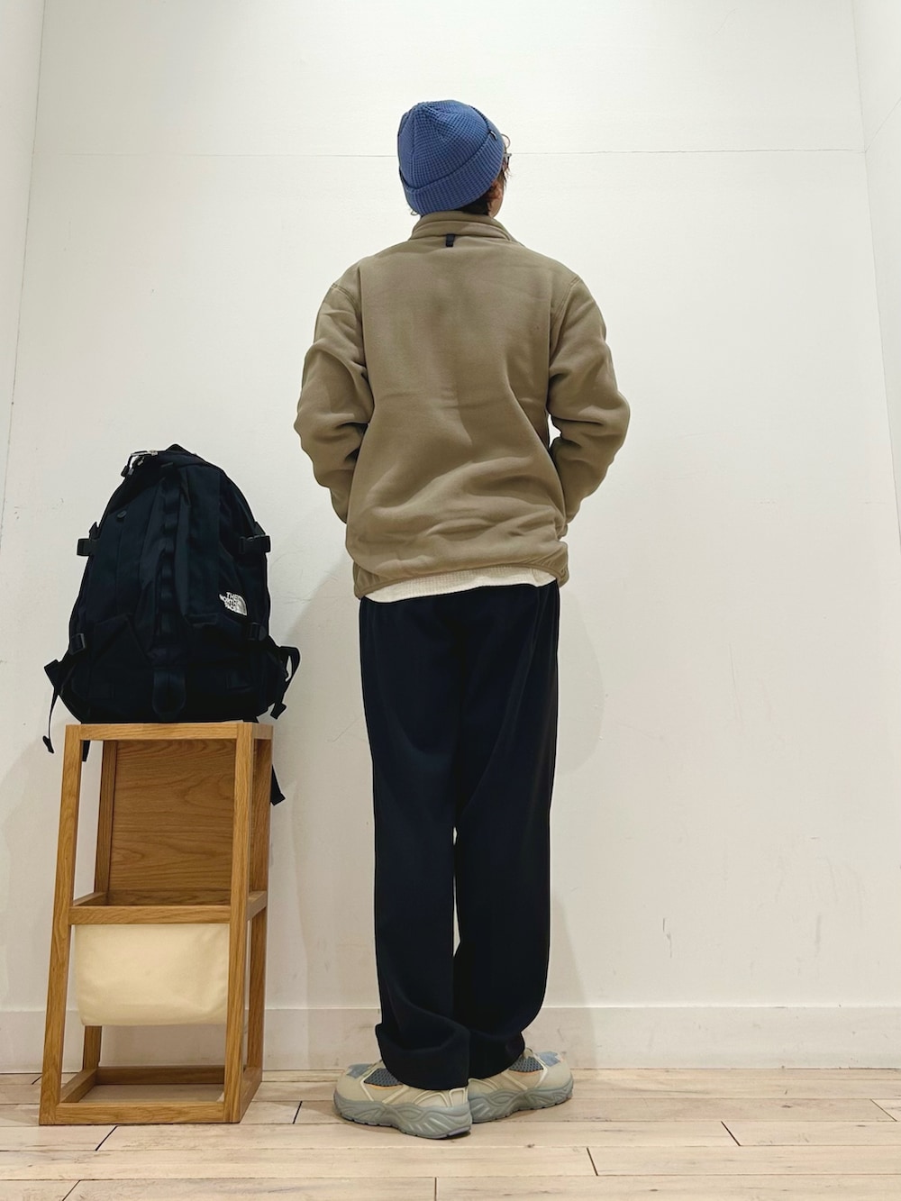 ブラウン系のその他アウター、ホワイト系のTシャツ/カットソー、ブラック系のバックパック/リュックを着用したメンズの秋コーディネートの5枚目の写真