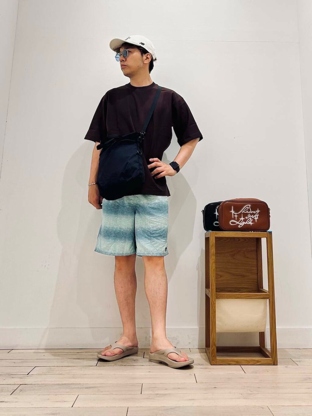 「トップス、メガネ、カジュアル、Tシャツ、キャンプ、サングラス、オーバーサイズ、イージーパンツ、スポーツミックス、別注、デートコーデ、ワントーン、サンダル、カットソー、アウトドア」｜「URBAN RESEARCH DOORSのメタルフレーム(調光&偏光レンズ)（メガネ、ブルー系）」を使った、パックマンIIIさん（メンズ・170cm）の夏コーディネートの3枚目の写真