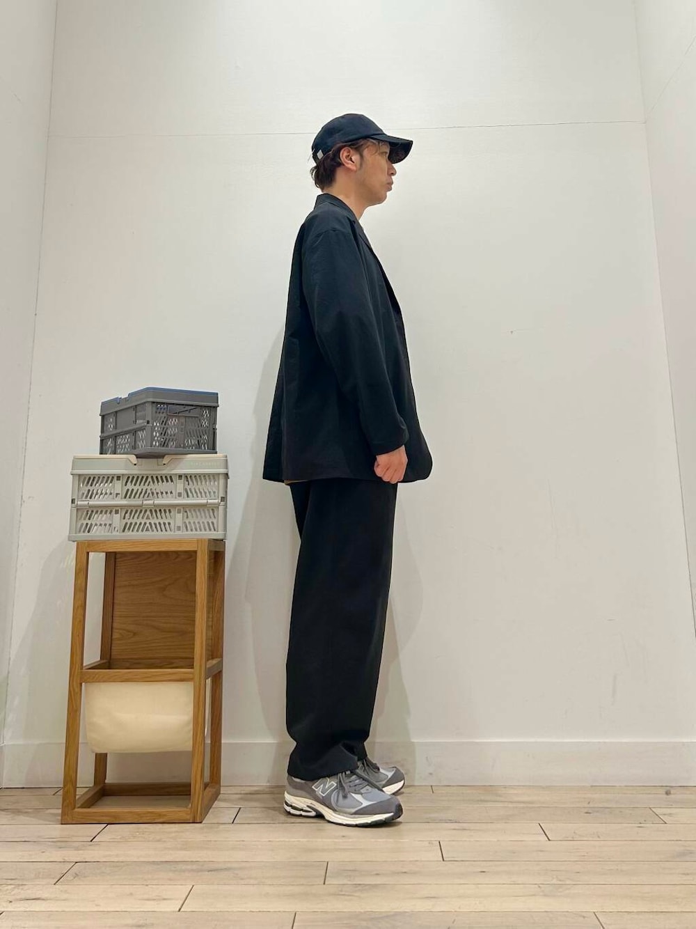 「ジャケット、カジュアル、Tシャツ、スポーツミックス、別注、デートコーデ、ワイドシルエット、カットソー、アウトドア、テーラードジャケット、NANGA、クルーネック、ベーシック、休日コーデ、UVカット」|「NEW BALANCEのNEW BALANCE U2002RCB(スニーカー、グレー系)」を使った、パックマンIIIさん(メンズ・170cm)の春コーディネートの6枚目の写真