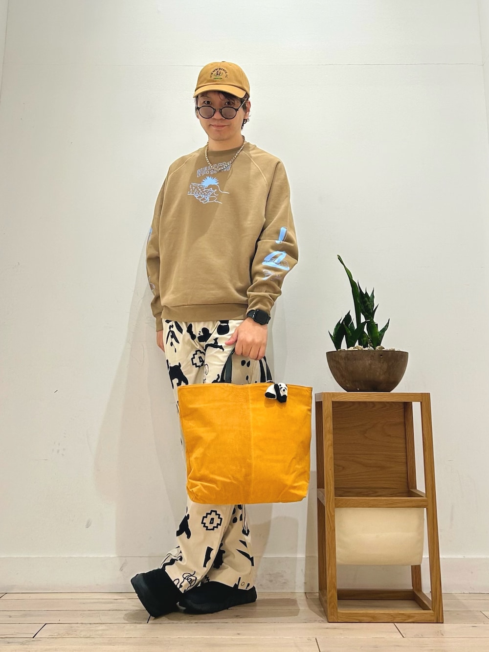 ホワイト系のその他パンツ、ブラック系のスリッポン、イエロー系のトートバッグを着用したメンズの秋コーディネートの4枚目の写真