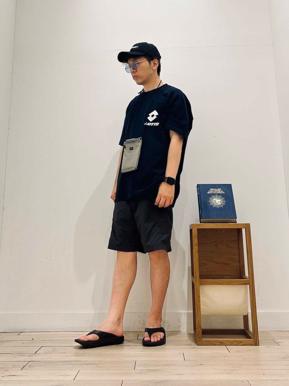 ブラック系のサンダル、ブルー系のTシャツ/カットソー、グレー系のその他パンツを着用したメンズの夏コーディネートの3枚目の写真