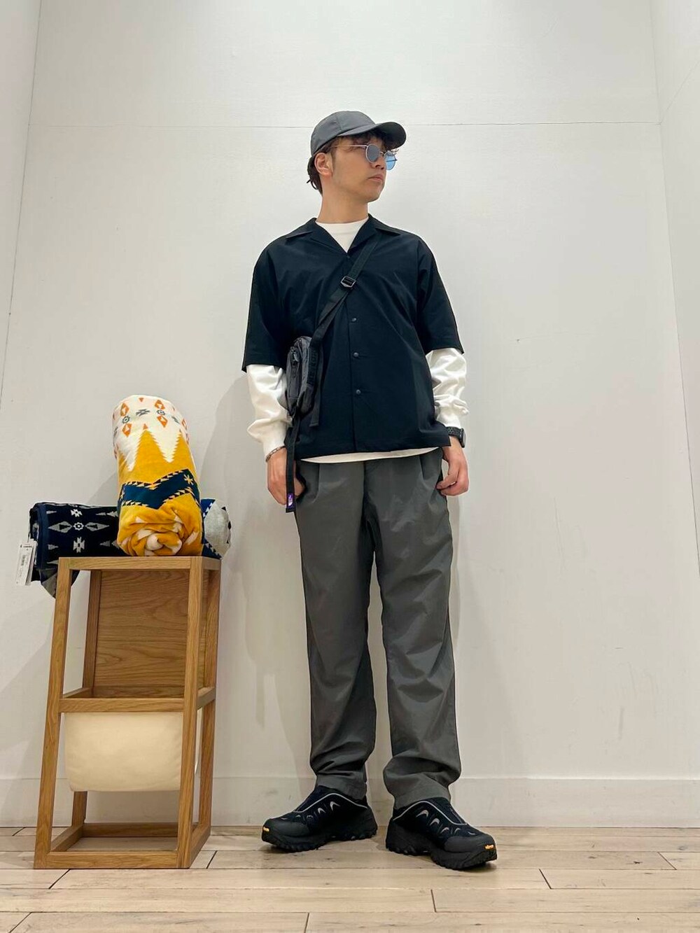 「サングラス、スポーツミックス、別注、デートコーデ、ブラウス、アウトドア、Gramicci、雨の日コーデ、セレモニースタイル、シック、スポーティー、吸水速乾、newarrival、ピクニック、THENORTHFACE」｜「Gramicciの『撥水』『別注』GRAMICCI　アクティブナイロンパンツ（その他パンツ、グレー系）」を使った、君と洋服を繋ぐ者パックマンさん（メンズ・170cm）の春コーディネートの6枚目の写真