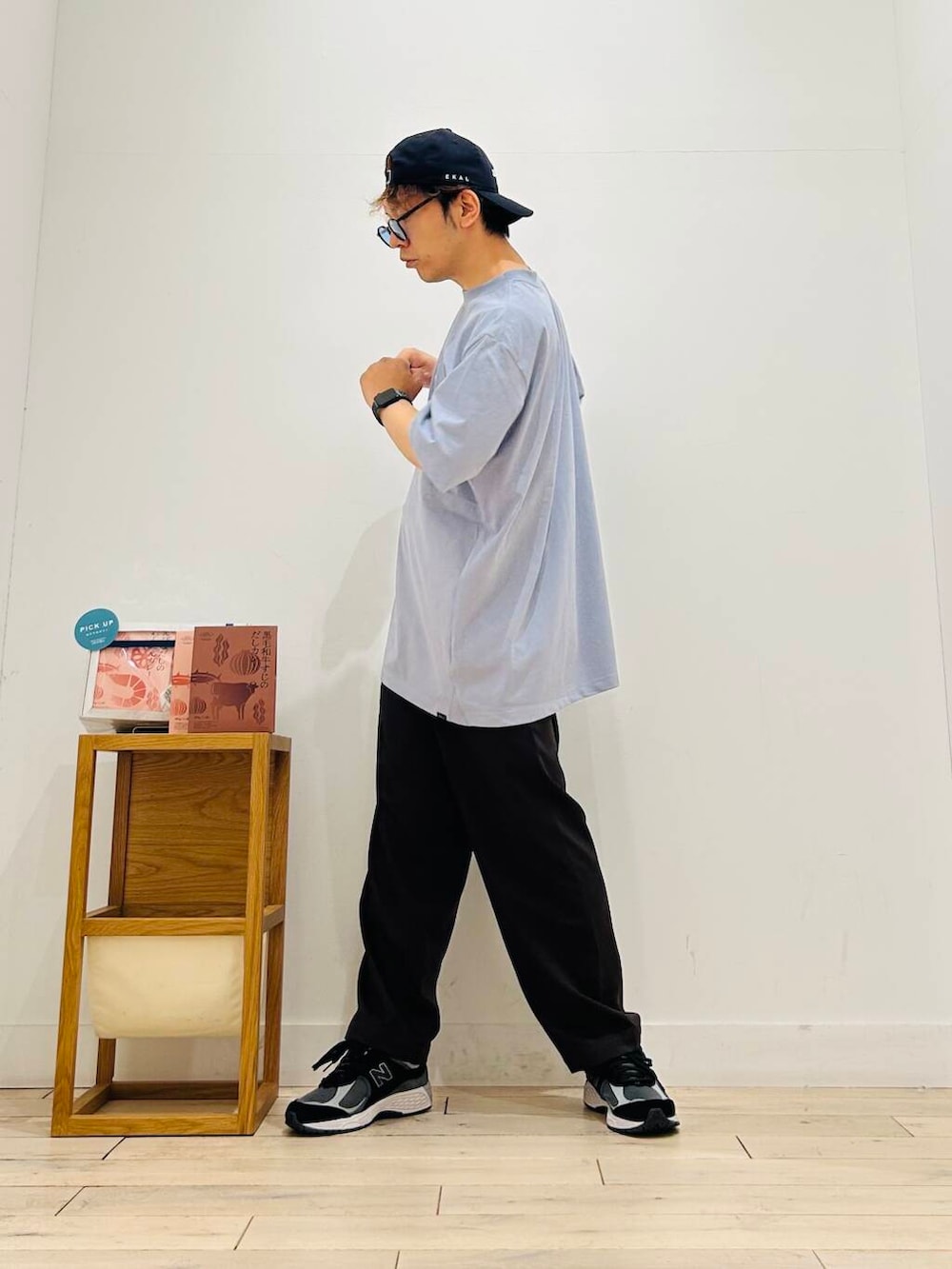 ブラウン系のその他パンツ、ブラック系のスニーカー、ブルー系のTシャツ/カットソーを着用したメンズの夏コーディネートの4枚目の写真