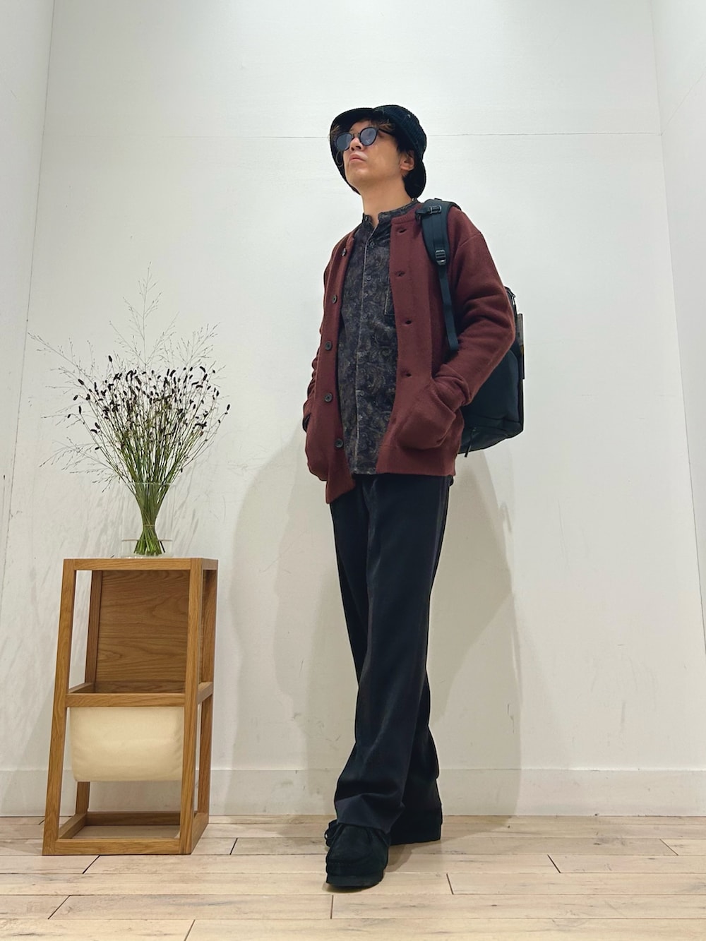レッド系のカーディガン/ボレロ、ブラウン系のシャツ/ブラウス、ブラック系のスラックスを着用したメンズの秋コーディネートの3枚目の写真