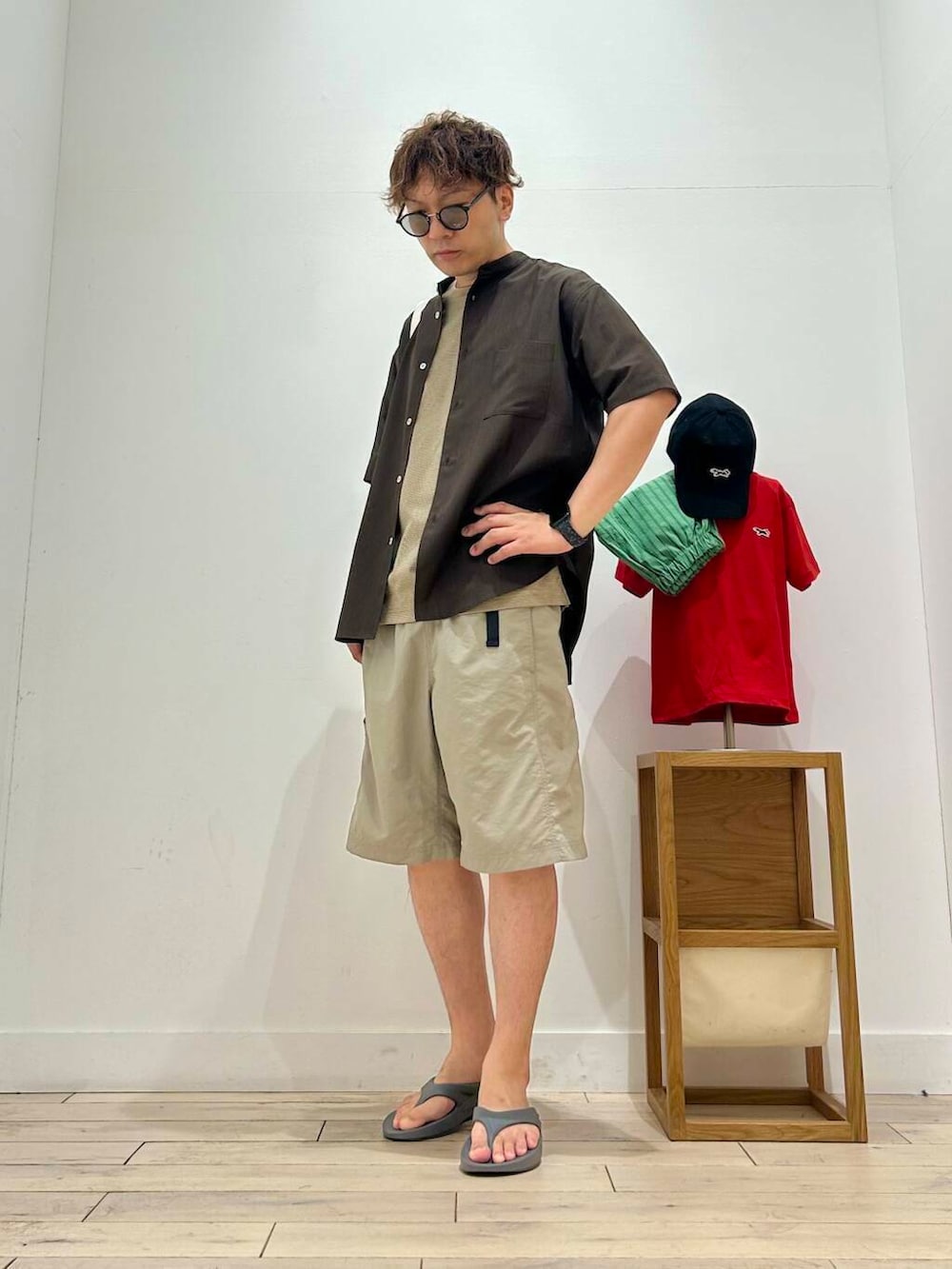 「シャツ、トップス、シャツスタイル、メガネ、カジュアル、Tシャツ、キャンプ、サングラス、オーバーサイズ、スポーツミックス、別注、デートコーデ、シンプルコーデ、サンダル、ブラウス」|「OOFOSのOOFOS Ooriginal(サンダル、グレー系)」を使った、君と洋服を繋ぐ者パックマンさん(メンズ・170cm)の夏コーディネートの3枚目の写真