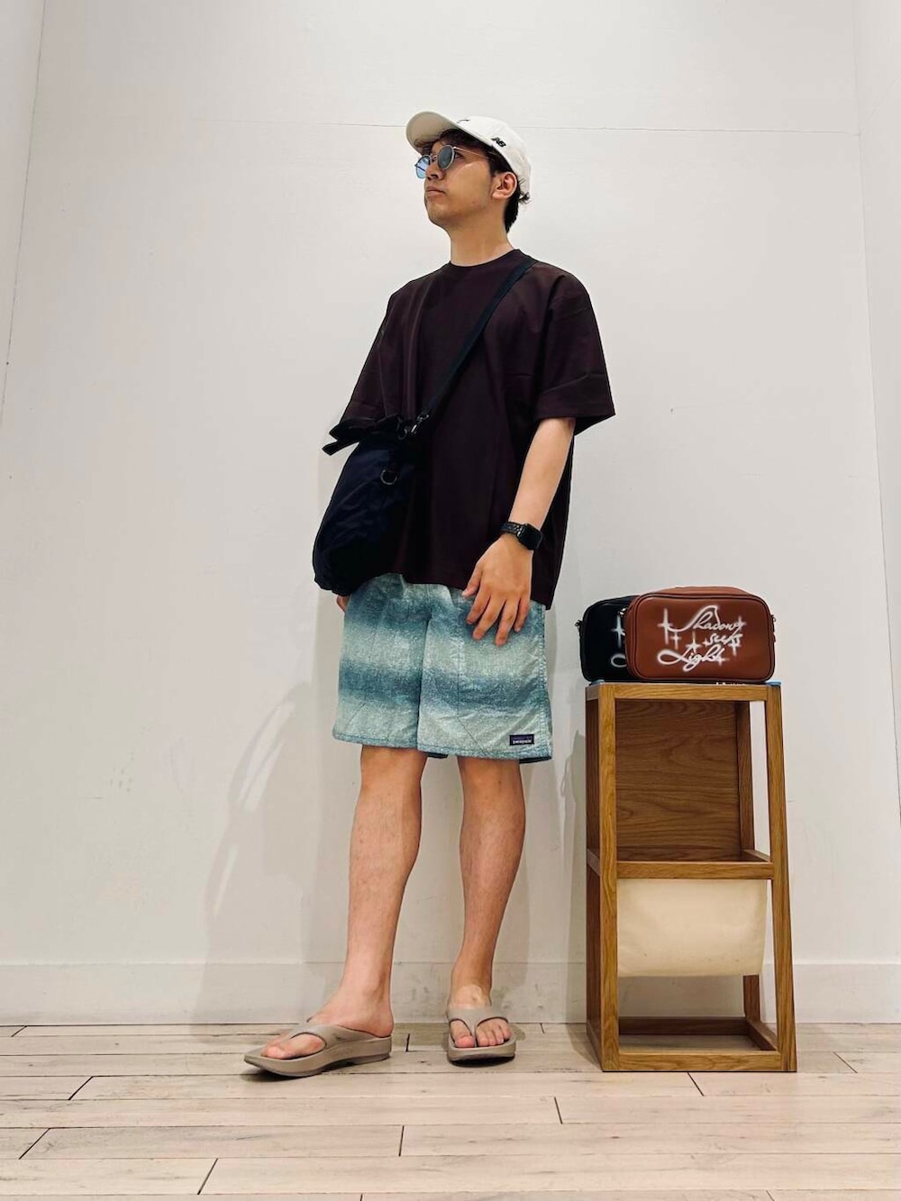 「トップス、メガネ、カジュアル、Tシャツ、キャンプ、サングラス、オーバーサイズ、イージーパンツ、スポーツミックス、別注、デートコーデ、ワントーン、サンダル、カットソー、アウトドア」｜「URBAN RESEARCH DOORSのメタルフレーム(調光&偏光レンズ)（メガネ、ブルー系）」を使った、パックマンIIIさん（メンズ・170cm）の夏コーディネートの7枚目の写真