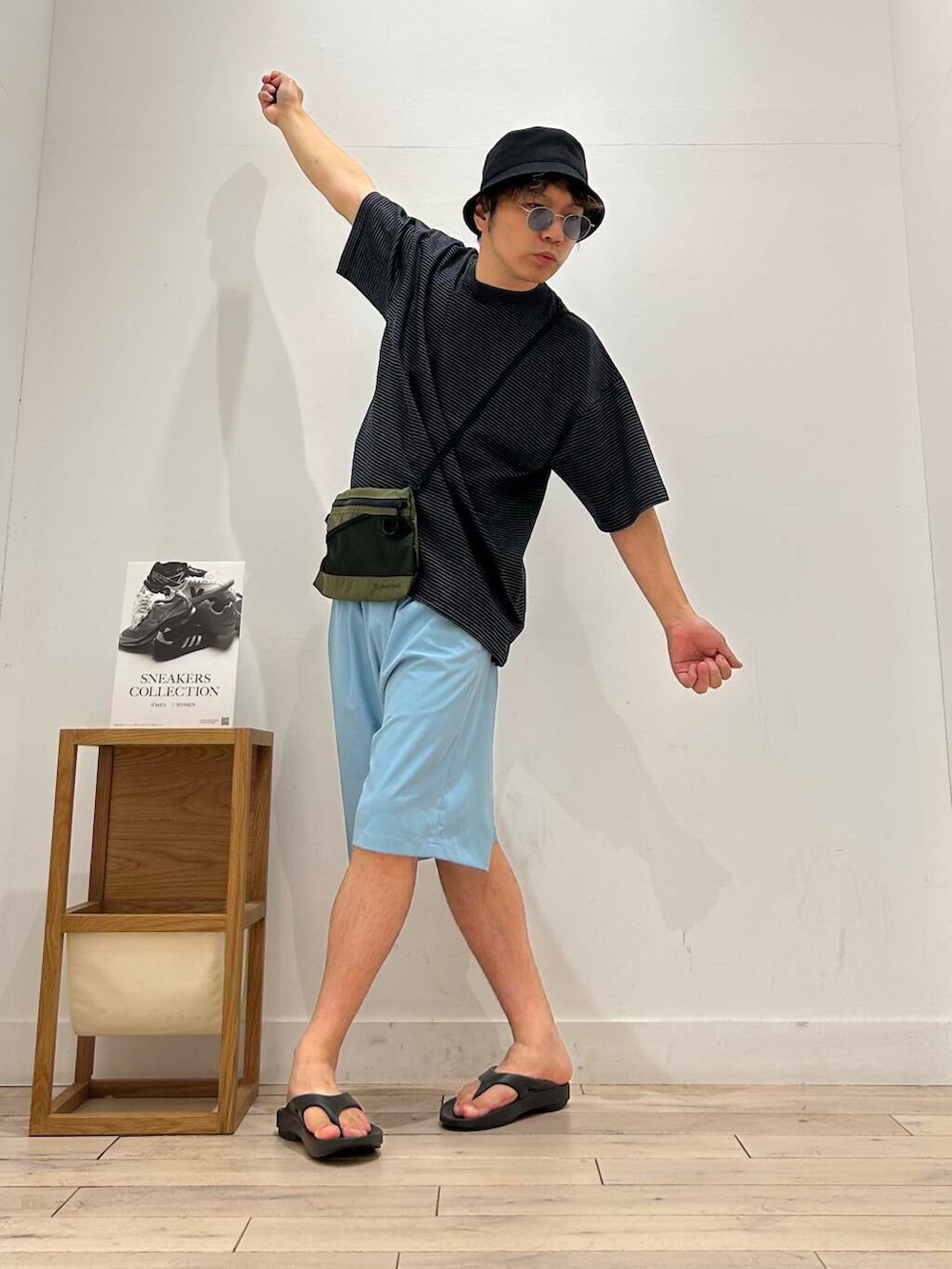 ブラック系のサンダル、ブラック系のTシャツ/カットソー、ブルー系のその他パンツを着用したメンズの夏コーディネートの2枚目の写真