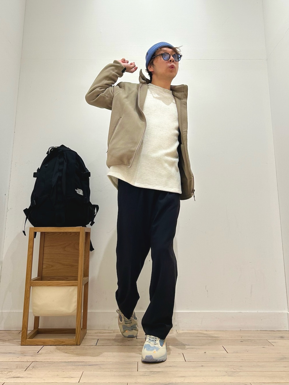 ブラウン系のその他アウター、ホワイト系のTシャツ/カットソー、ブラック系のバックパック/リュックを着用したメンズの秋コーディネートの2枚目の写真