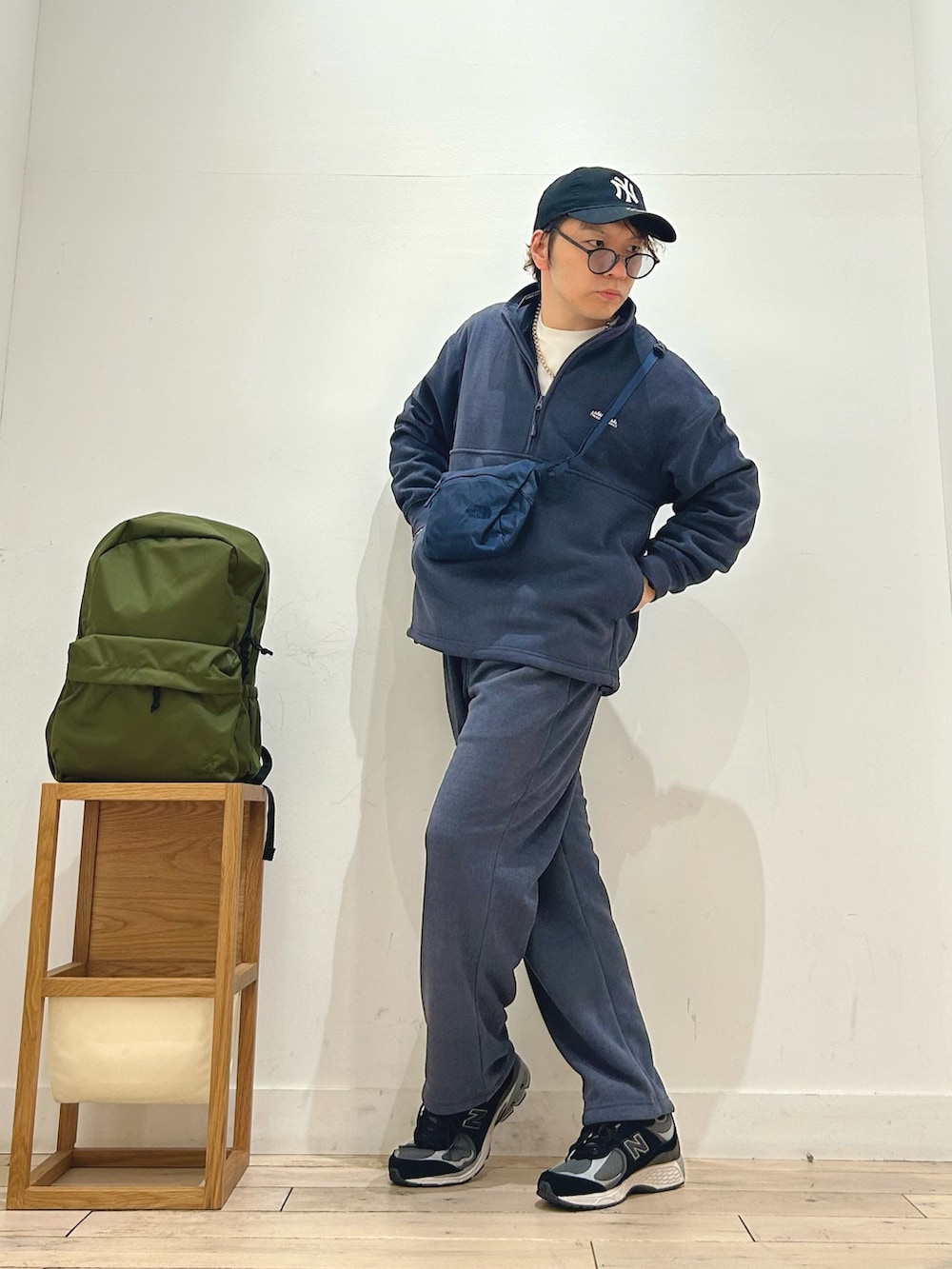 グリーン系のバックパック/リュック、グレー系のその他パンツ、ブラック系のスニーカーを着用したメンズの秋コーディネートの2枚目の写真