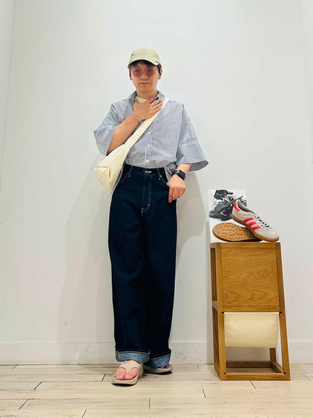「トップス、シャツスタイル、メガネ、カジュアル、Tシャツ、キャンプ、サングラス、オーバーサイズ、イージーパンツ、スポーツミックス、別注、デートコーデ、ワントーン、URBANRESEARCH、サンダル」|「URBAN RESEARCH DOORSのウォッシャブルミニショルダーバッグ(ショルダーバッグ、ホワイト系)」を使った、君と洋服を繋ぐ者パックマンさん(メンズ・170cm)の夏コーディネートの2枚目の写真