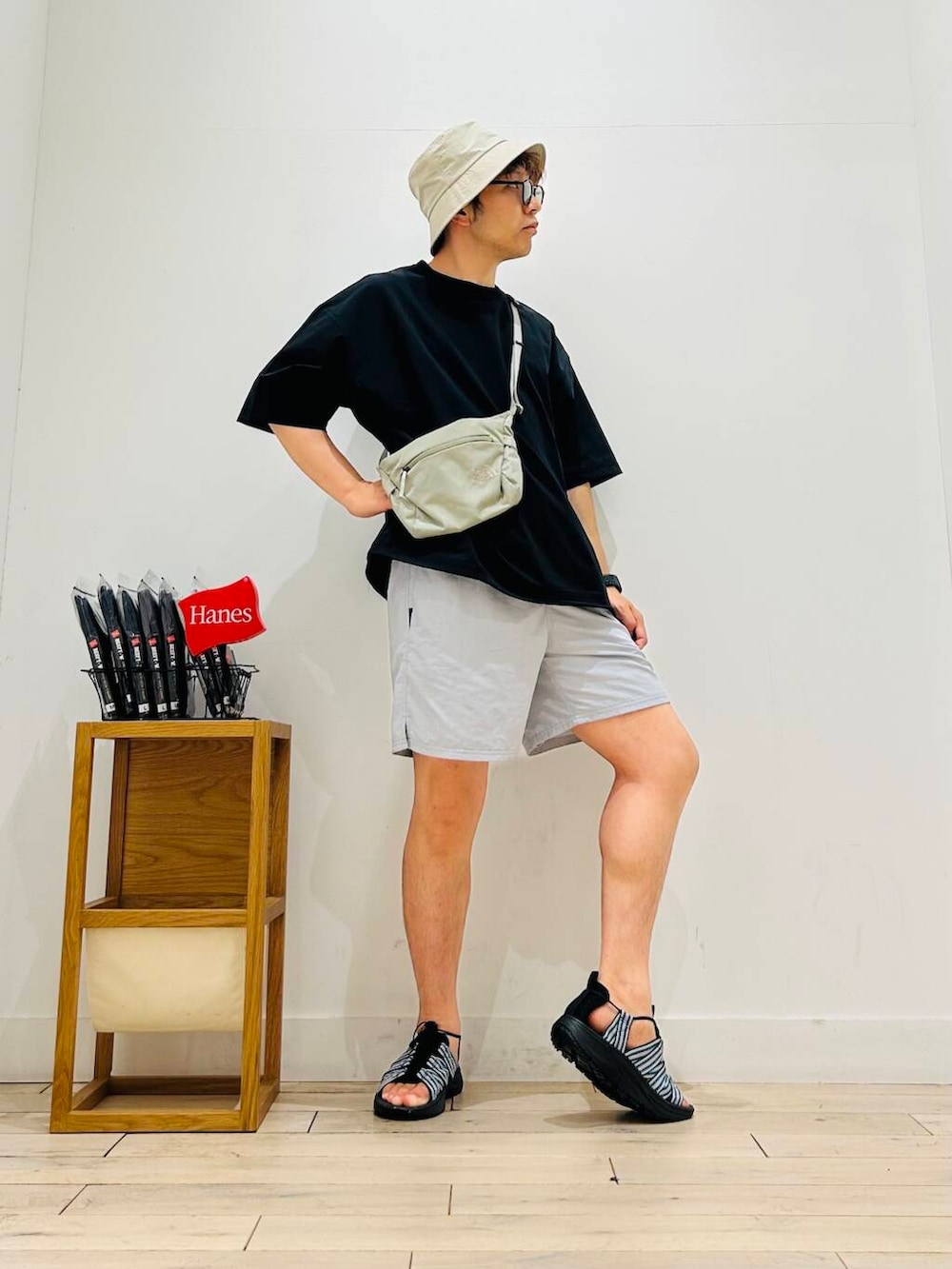 「トップス、メガネ、カジュアル、Tシャツ、キャンプ、サングラス、オーバーサイズ、イージーパンツ、スポーツミックス、別注、デートコーデ、ワントーン、サンダル、カットソー、アウトドア」｜「THE NORTH FACEのTHE NORTH FACE　Capella 2（ショルダーバッグ、グレー系）」を使った、パックマンIIIさん（メンズ・170cm）の夏コーディネートの2枚目の写真
