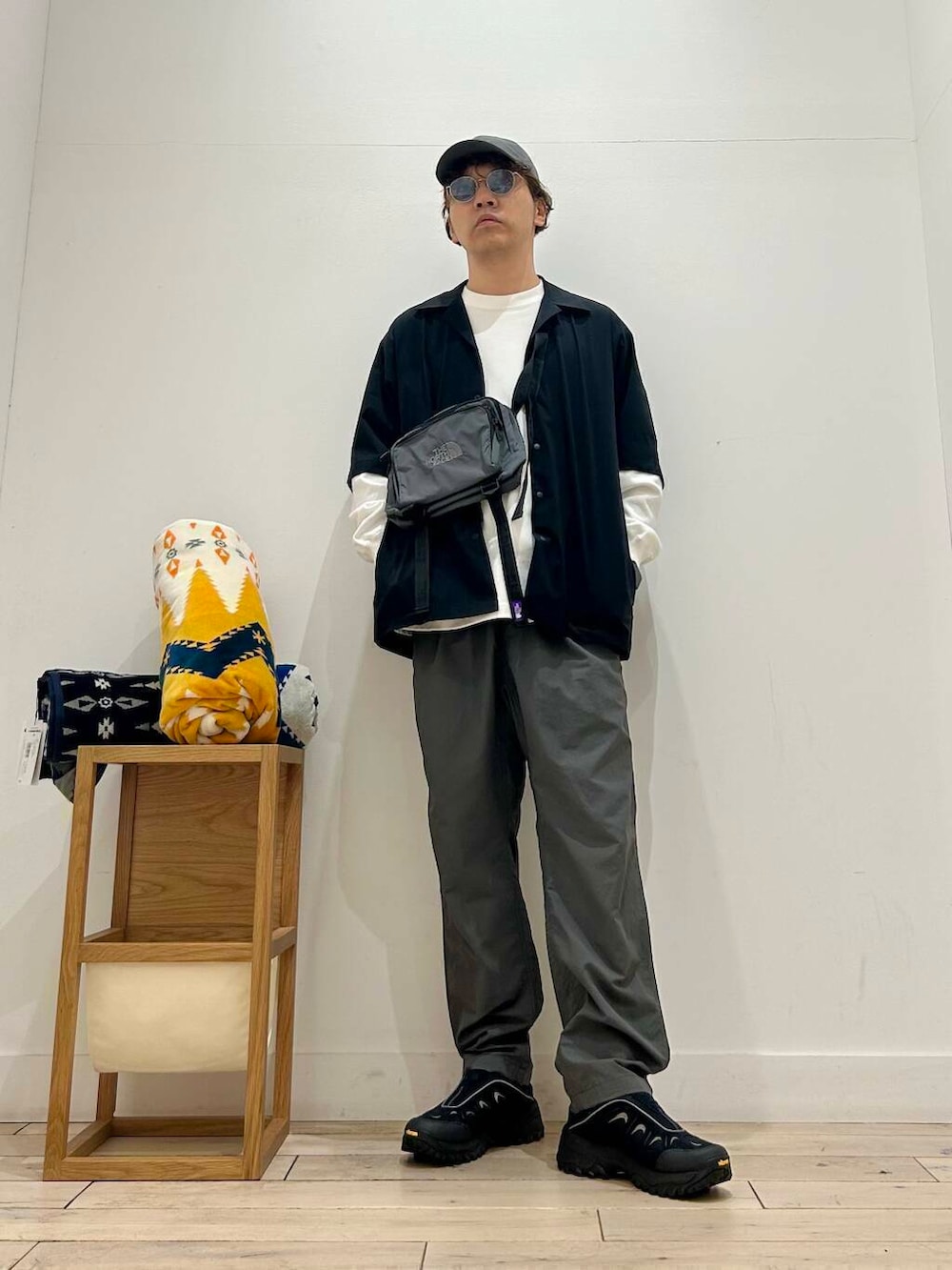 「サングラス、スポーツミックス、別注、デートコーデ、ブラウス、アウトドア、Gramicci、雨の日コーデ、セレモニースタイル、シック、スポーティー、吸水速乾、newarrival、ピクニック、THENORTHFACE」｜「Gramicciの『撥水』『別注』GRAMICCI　アクティブナイロンパンツ（その他パンツ、グレー系）」を使った、君と洋服を繋ぐ者パックマンさん（メンズ・170cm）の春コーディネートの5枚目の写真