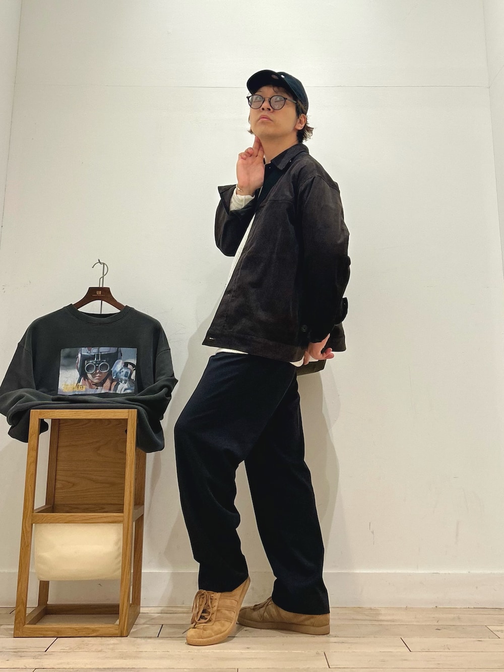 ブラウン系のその他アウター、ホワイト系のTシャツ/カットソー、ベージュ系のショルダーバッグを着用したメンズの秋コーディネートの3枚目の写真